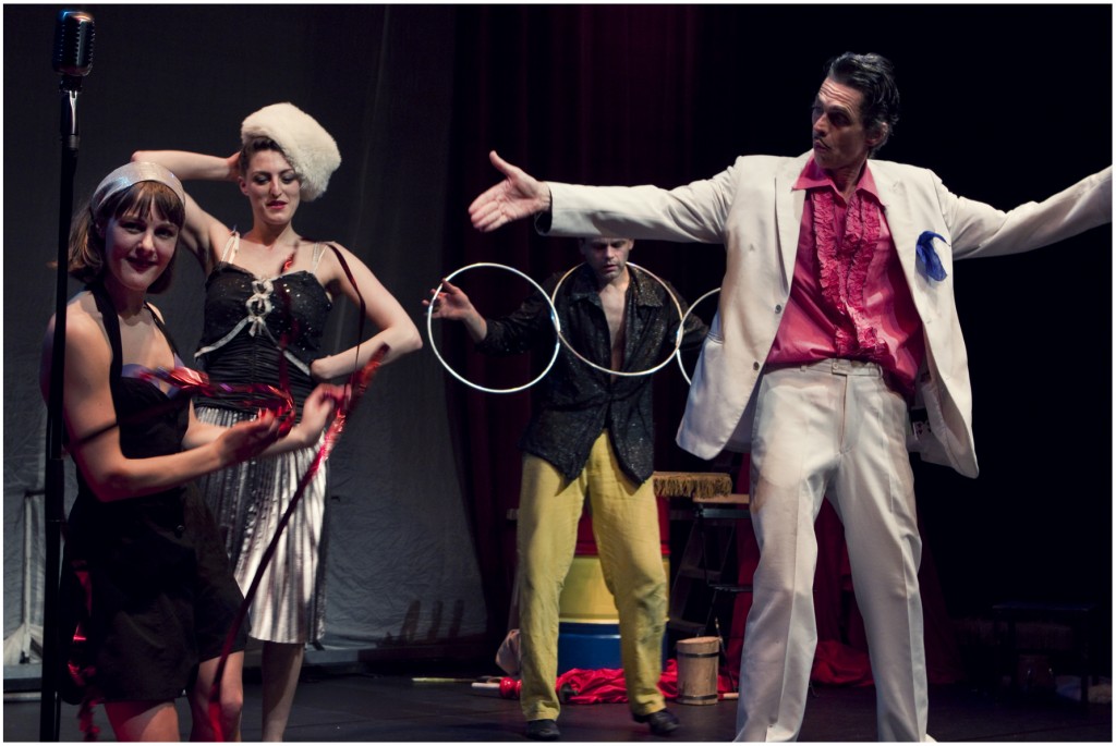 Komische goochelshow in theater Casablanca in Amsterdam door goochelaars Woedy Woet en Chris Bordet, alias Duo Dodo.